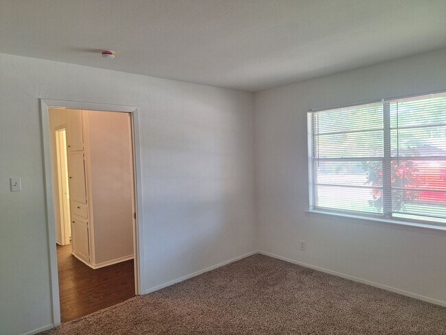 Building Photo - 513 Simmons Dr