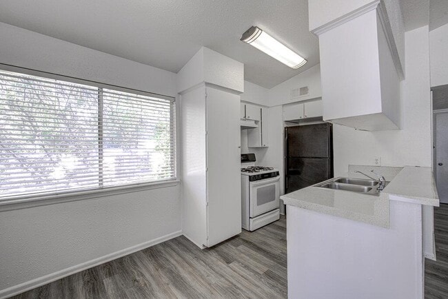 Building Photo - 2506 Manor Cir