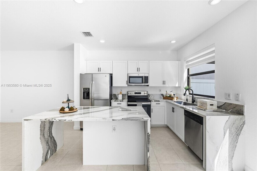 Building Photo - 10537 W 32nd Ln