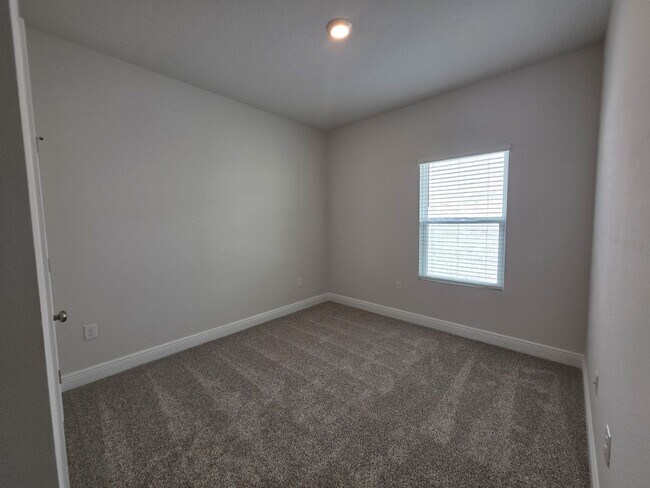 Building Photo - Brand new 5BR/3BA with Amenities Galore