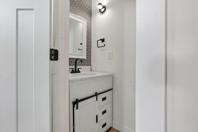 Building Photo - 1466 Hamlet St