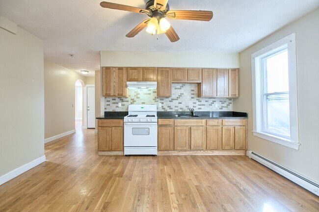 Building Photo - 31 Simon St