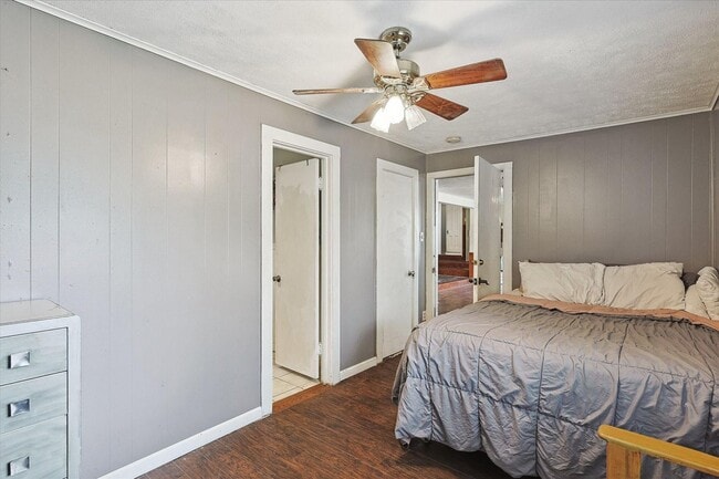 Building Photo - Amazing Historic 1940's Home in Original C...
