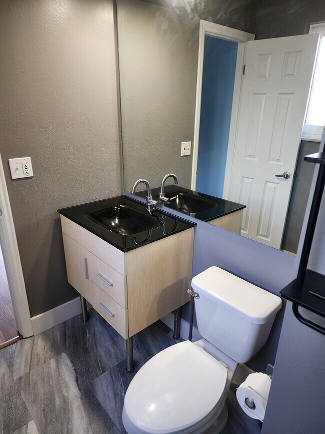 Building Photo - 7834 Greenbriar Cir