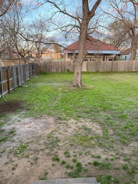 Big backyard - 309 S Avenue C