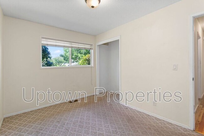 Building Photo - 16620 SW Oak St