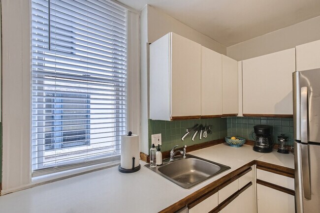 Building Photo - 1240 York St