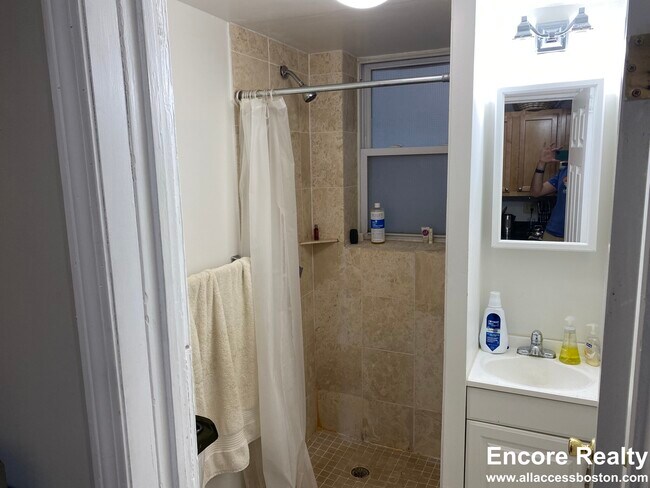 Building Photo - 220 Hanover St