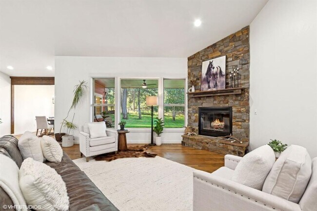 Building Photo - Stunning Columbia Falls Home w/horse pasture