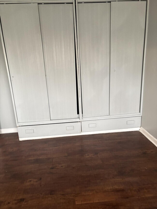 Building Photo - 2125 Kingsdale Dr