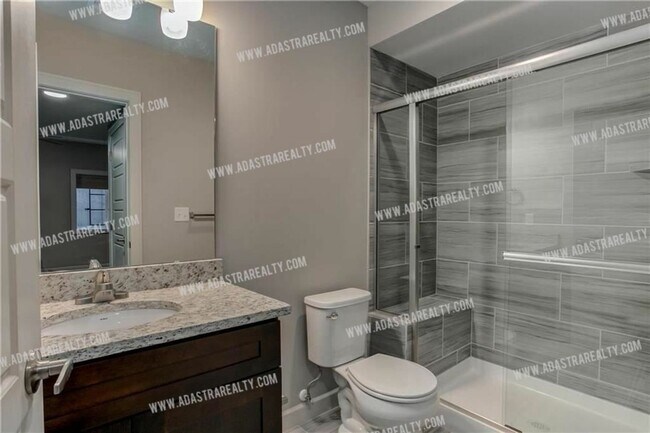 Building Photo - Like New Blue Valley Townhome-Available NOW!!