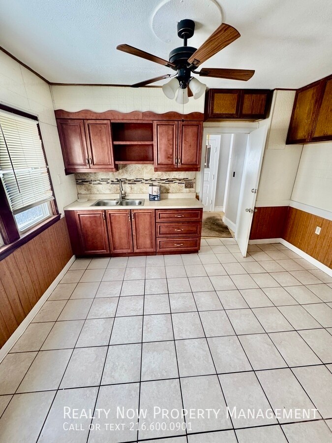 Building Photo - 8225 Rosewood Ave