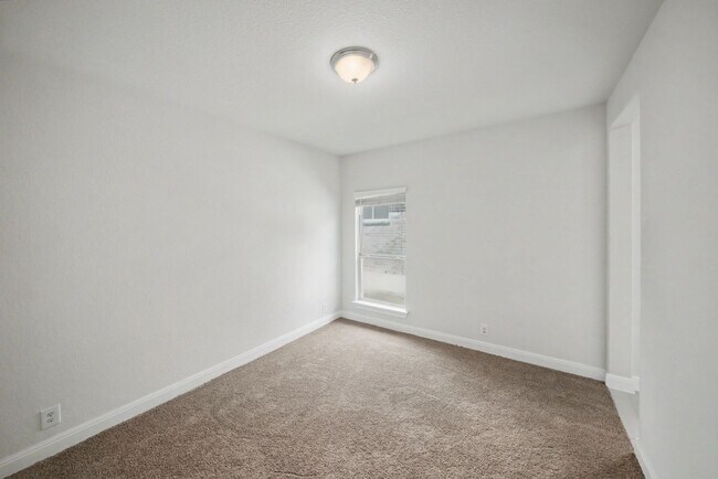 Building Photo - Stunning 4BR Home with 3-Car Garage in Turning Stone - Realtor Commission: $750