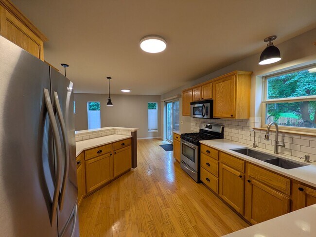 Building Photo - 3 bed / 3 bath House in Deforest!