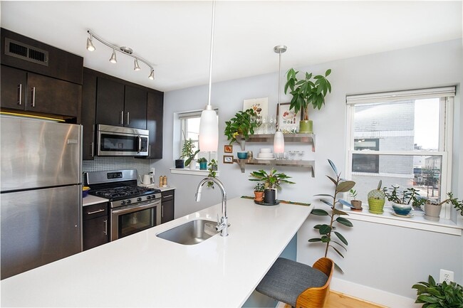 Building Photo - CoHi - Spacious One Bed Condo