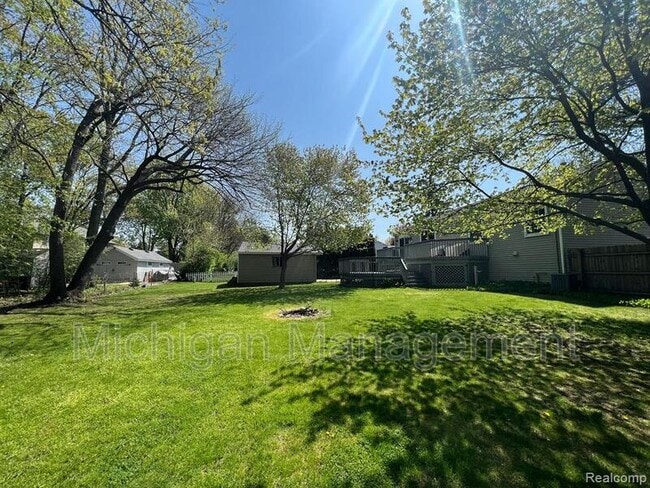 Building Photo - 645 Hidden Ridge Dr