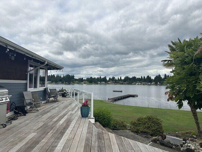 Building Photo - Lakefront Living at Its Best!