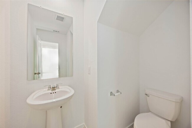 Building Photo - 905 Pertuso Ln