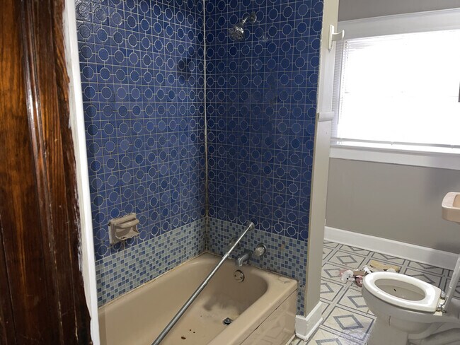 Building Photo - 636 N Oakland / Logan Devere