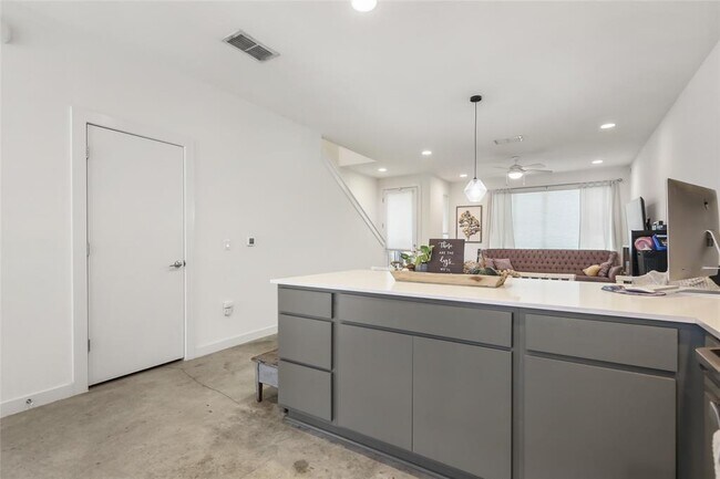 Building Photo - 801 N Bluff Dr