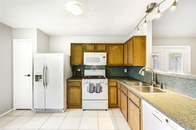 Building Photo - 5207 Beaverhill Dr
