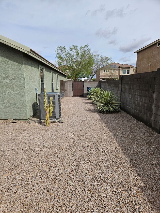 Building Photo - 3 bedroom 2 bath home in Apache Junction