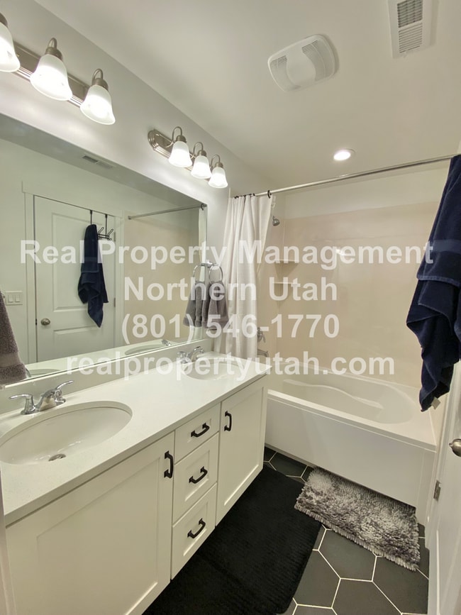 Building Photo - 3 Bed 3.5 Bath Layton Townhome Coming Soon!