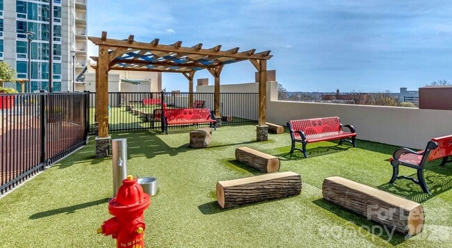 Building Photo - 640 N Church St