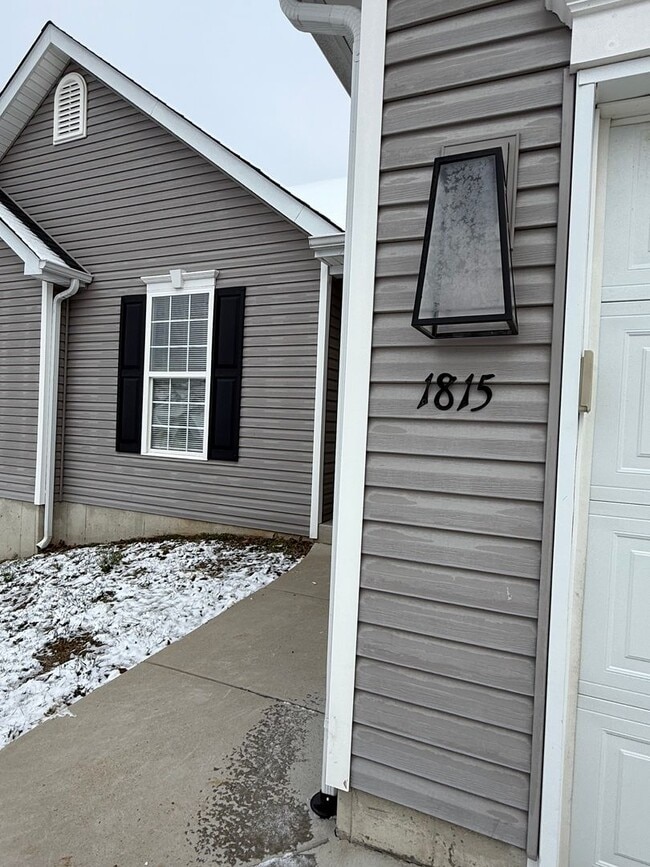 Building Photo - Private Charming Home!