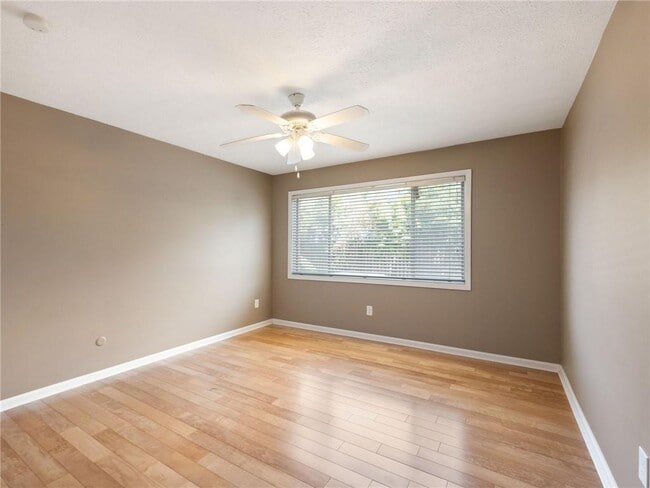 Building Photo - 115 Biscayne Dr NW