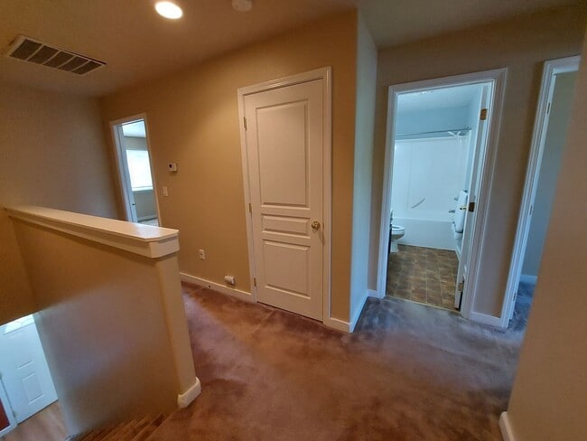Building Photo - 3 bedroom 2 bath home with attached garage