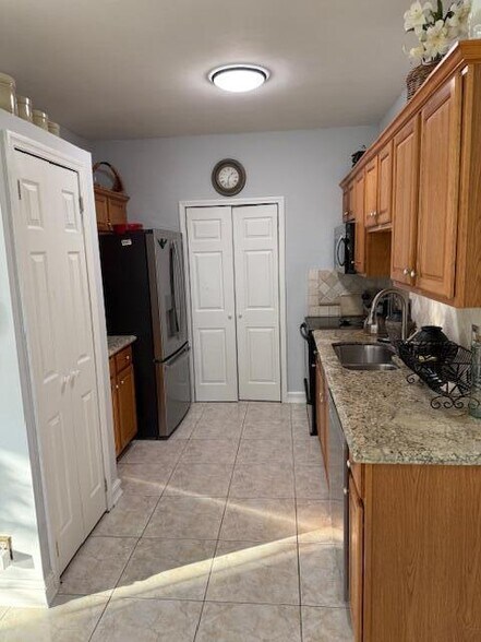 Building Photo - 9927 Kamena Cir