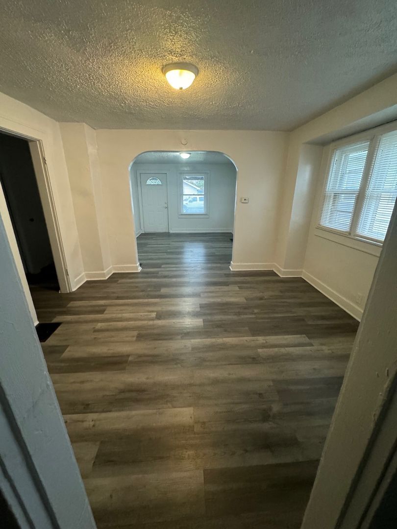Building Photo - 2 Bedroom Bungalow