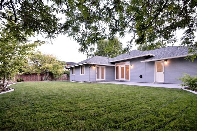 Building Photo - 2340 N Warwick Ave