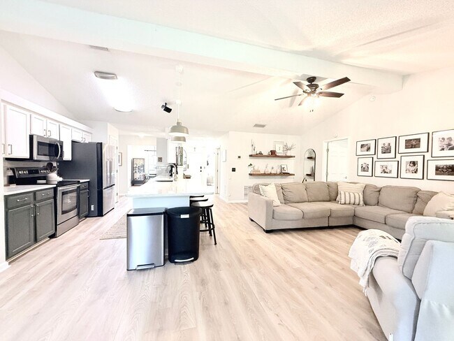 Building Photo - Stylish 4BR Home Minutes from Everything