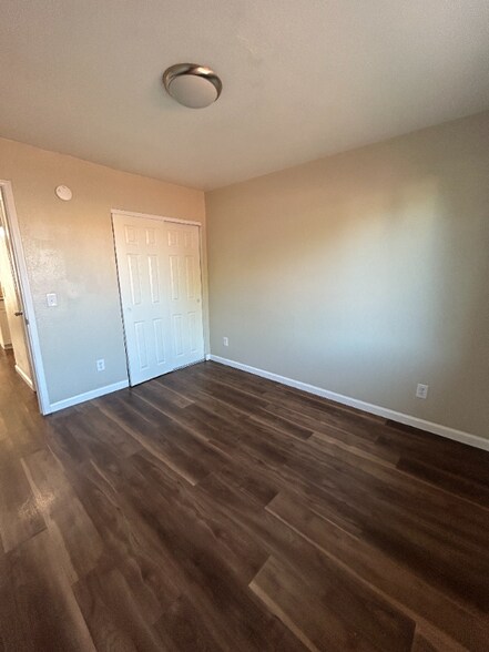 Building Photo - 3953 N Palm Grove Dr