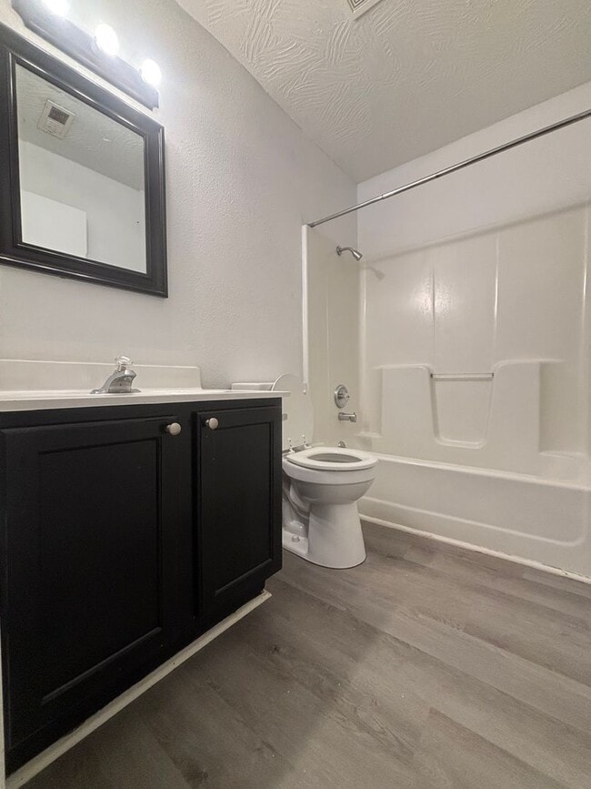 Building Photo - 3 bedroom 2 bathroom Recently Renovated Ap...