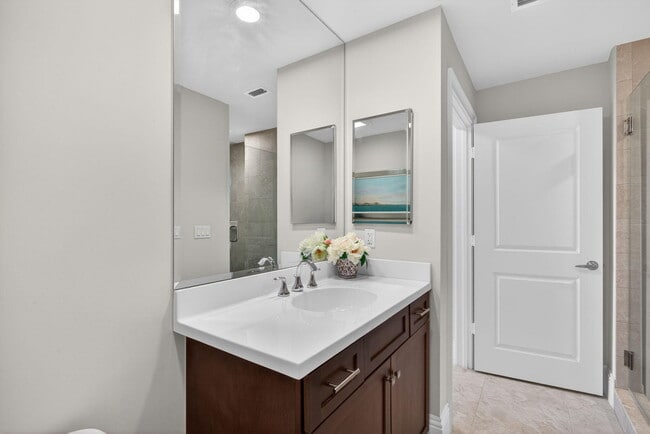 Building Photo - 834 Bay Colony Dr S