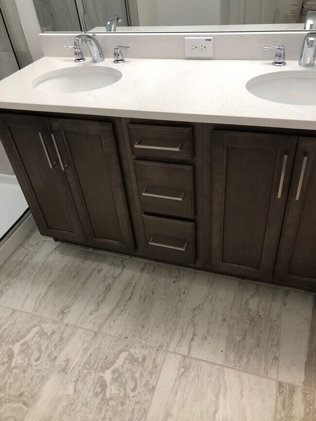 Building Photo - 310 E Ford St