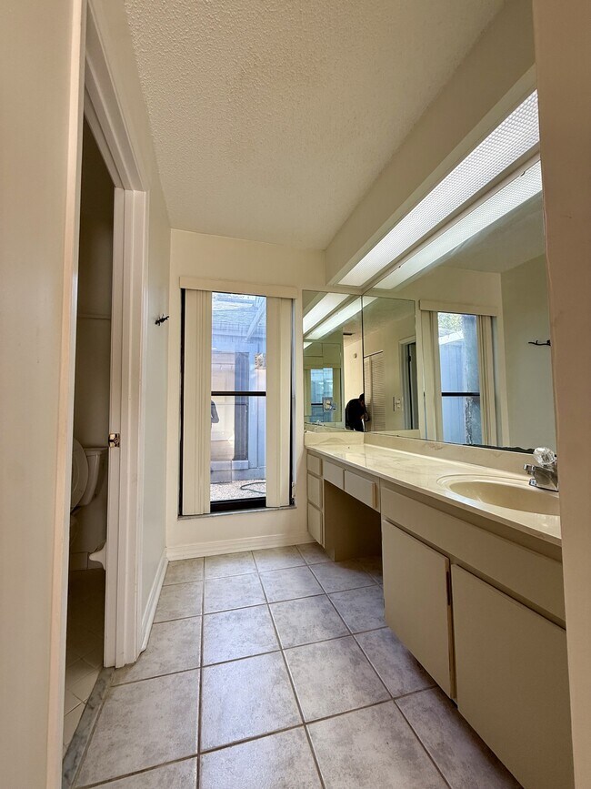 Building Photo - 2437 Burgundy Ct