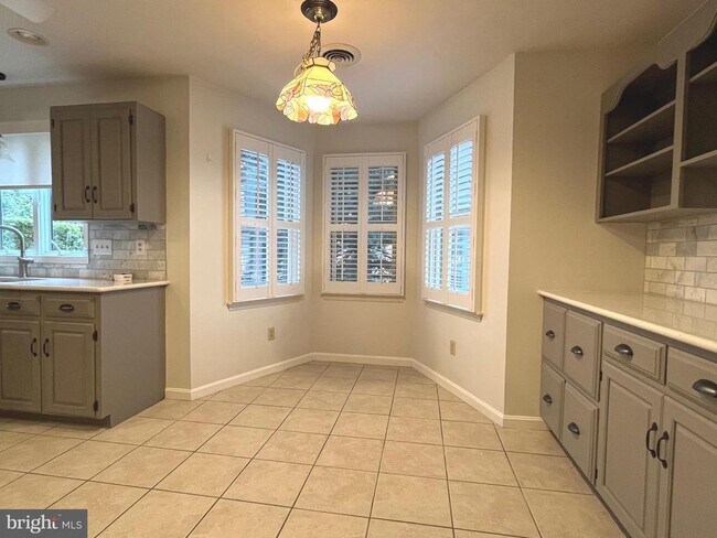 Building Photo - 330 Parkwood Dr