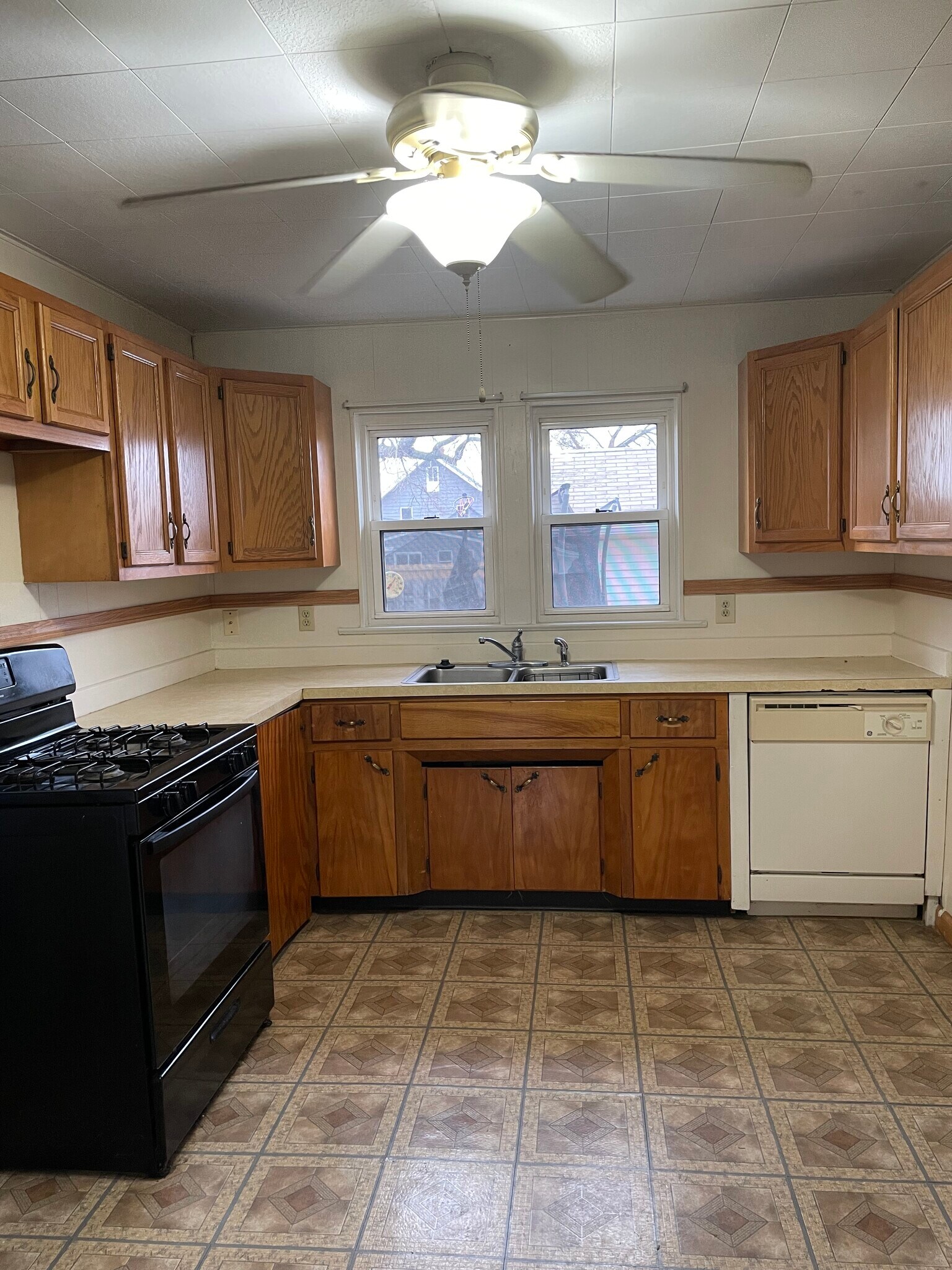Kitchen - 203 23rd St NW