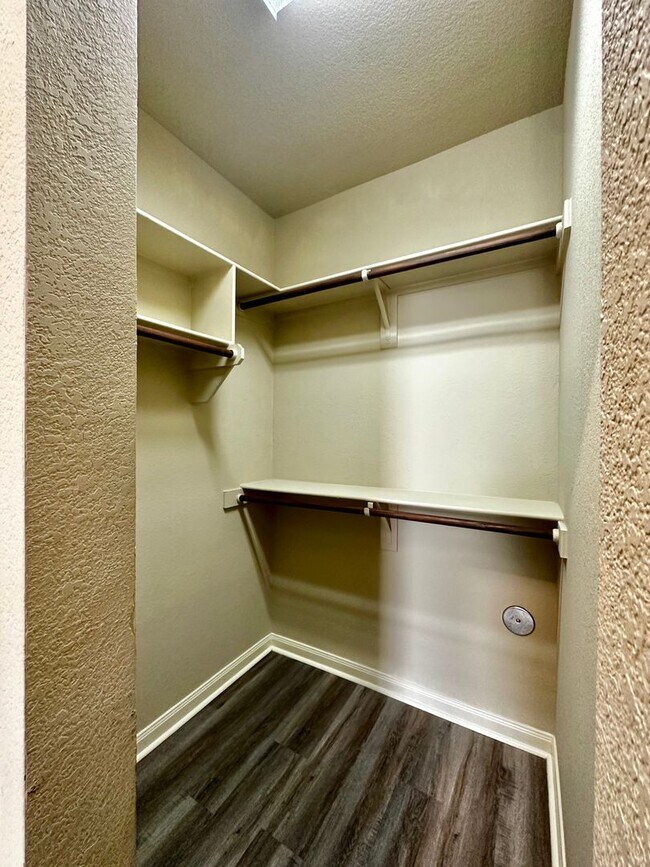 Building Photo - 4 Bd / 4.5 Ba Townhouse Minutes from Baylo...