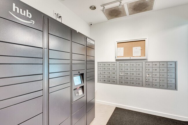 Building Photo - Modern 3 Bed 2 bath condo WITH 2 PARKING S...