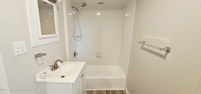 Building Photo - 510 N Bromley Ave