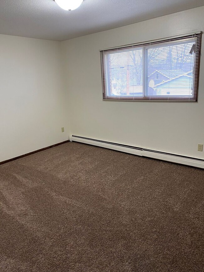 Building Photo - Large Two Bedroom Apartment