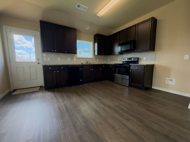 Building Photo - Pleasant 3 Bed / 2 Bath Home AVAILABLE NOW to rent in Ennis, TX