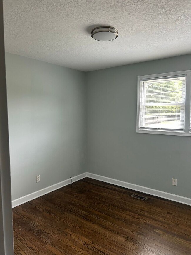 Building Photo - 3 bedroom, 1 bath house