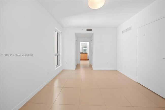 Building Photo - 300 S Biscayne Blvd