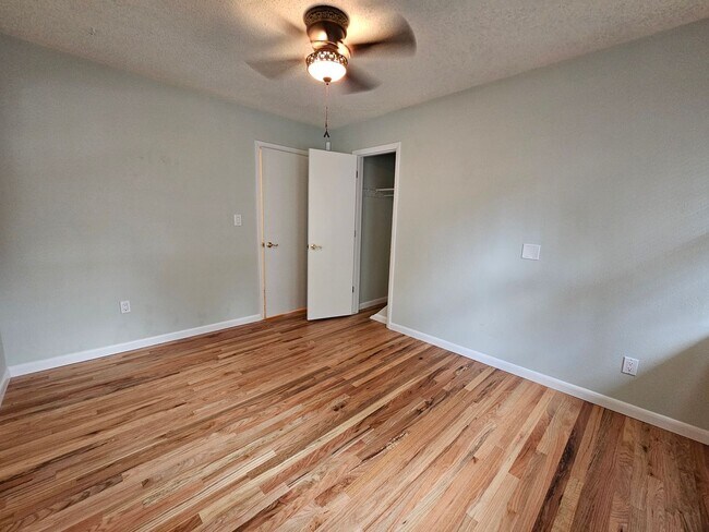 Building Photo - 3 Bed 1 Bath Charming Westside Retreat!!